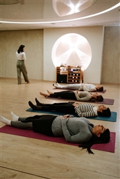 יוגה עם רוני מנשה - סטודיו ״כאן ועכשיו״ - מכון כושר