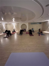 יוגה עם רוני מנשה - סטודיו ״כאן ועכשיו״ - מועדון כושר