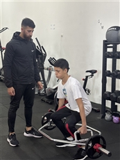 Ananstudio אימונים קבוצתיים לגברים בחדר - מכוני כושר