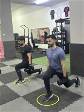 Ananstudio אימונים קבוצתיים לגברים בחדר - חדר כושר