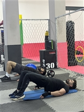 Ananstudio אימונים קבוצתיים לגברים בחדר - מכון כושר