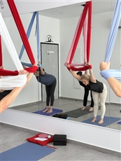 Lilly aerial yoga studio שיעורי יוגה נהר - חדר כושר